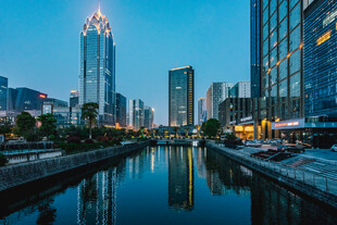 城市河畔夜景璀璨建筑群