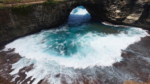 海边洞穴涌浪美景