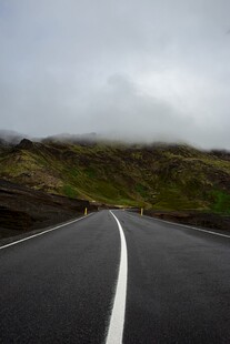 雨中蜿蜒公路景色