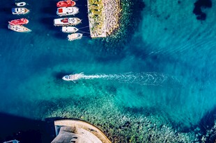 碧海游船美景俯瞰图