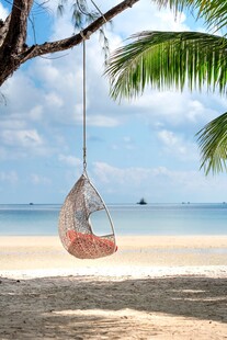 海滩上的吊椅与热带风光