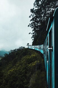 山间蓝色悬空观景走廊
