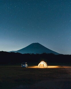 星空下富士山前的露营帐篷
