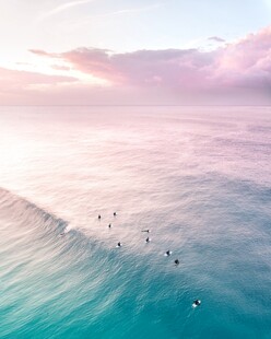 海上日出冲浪者的美景