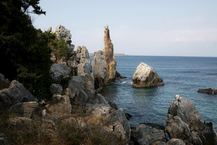 海边嶙峋怪石景观