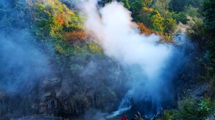 山间飞瀑水雾缭绕之景