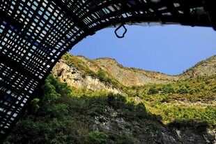 透过网孔看青山美景