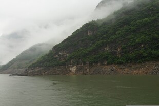 云雾缭绕的山水景致