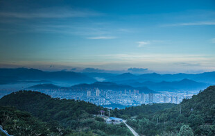 山巅俯瞰城市与远山美景