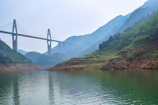 壮丽峡谷大桥横跨绿水