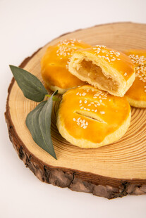 木制盘上的美味芝麻酥饼老婆饼