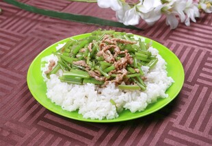芹菜炒肉盖浇饭美食图片