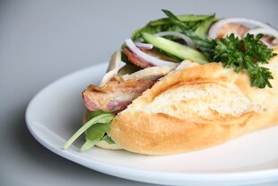 美味蔬菜鸡肉夹心面包西餐美食图