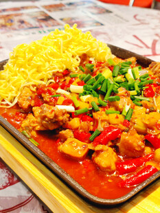 香辣美味的特色鸡肉烤盘