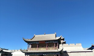 嘉峪关中式古建筑蓝天映衬之美