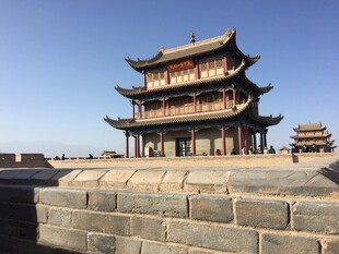 嘉峪关古老城楼屹立于砖石城墙