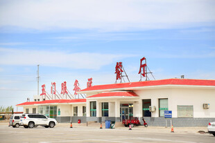 嘉峪关火车站外观旅客往来