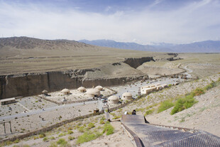 嘉峪关峡谷中的蜿蜒道路景观