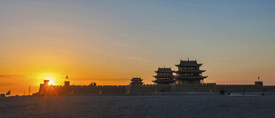 嘉峪关夕阳下的古建筑美景
