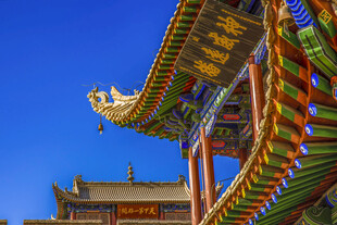 嘉峪关中式飞檐古建筑一角
