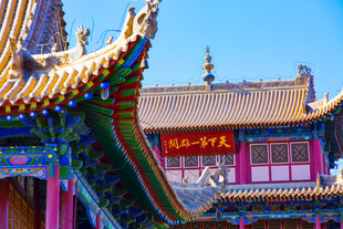 嘉峪关中式古建筑屋檐一角