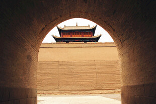 透过拱门看中式古建筑嘉峪关