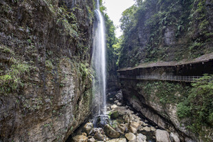 山间壮丽瀑布及周边景致