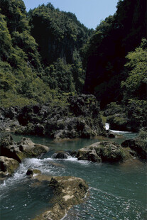 山间溪流自然清幽之景
