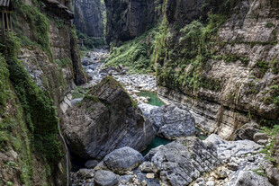 山间峡谷溪流与嶙峋怪石