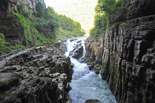 山间峡谷瀑布自然美景