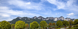 青山蓝天美景图