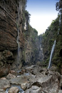 山间壮丽瀑布与嶙峋岩石