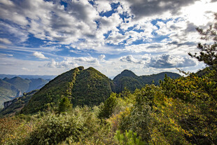山间美景蓝天白云映青山