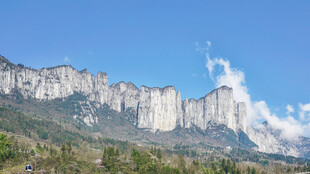 壮丽巍峨的山景风光