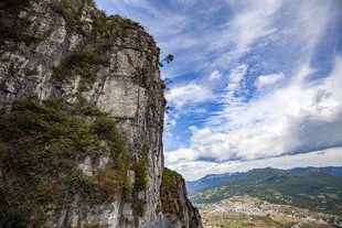 陡峭悬崖边的壮丽风景
