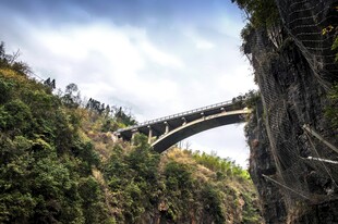 峡谷间的壮美拱形桥梁