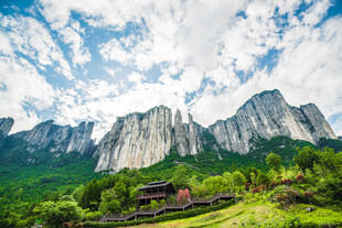 山间美景绿野与巍峨山峦