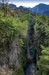 山间峡谷绿意盎然景观