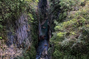 深山幽林瀑布景观