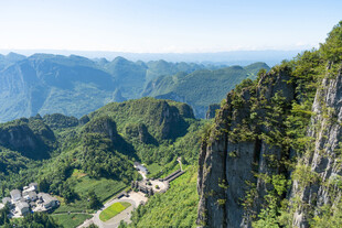 壮丽山景俯瞰翠绿山谷