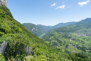 青山叠翠间的秀丽山谷