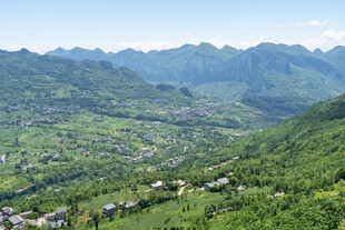 山间绿野村落美景