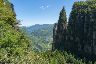 壮丽奇峰下的翠绿山谷