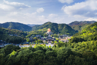 青山环抱的美丽村落