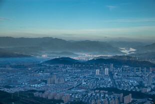 俯瞰城市与远山美景