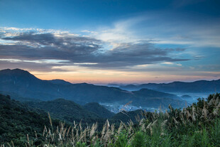 山间晨曦美景
