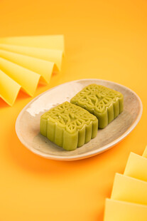 绿豆糕点摆放在盘中