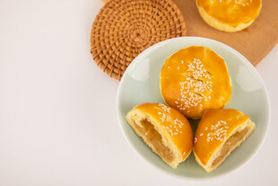 美味中式糕点老婆饼摆放在盘中