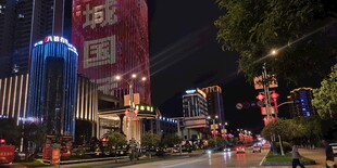 城市夜晚繁华街道景象
