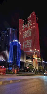 城市夜景中的绚丽高楼